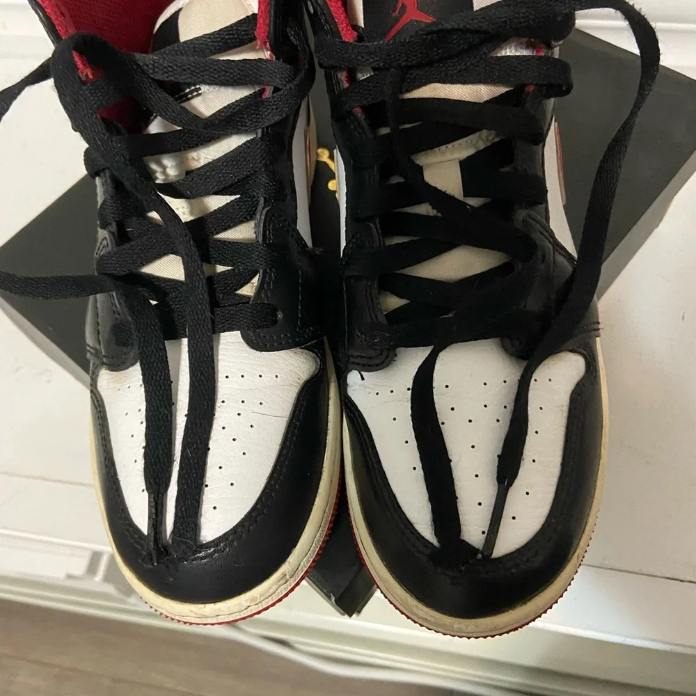 Nike Air Jordan 1 Mid GS Size 5Y - Picture 3 of 11